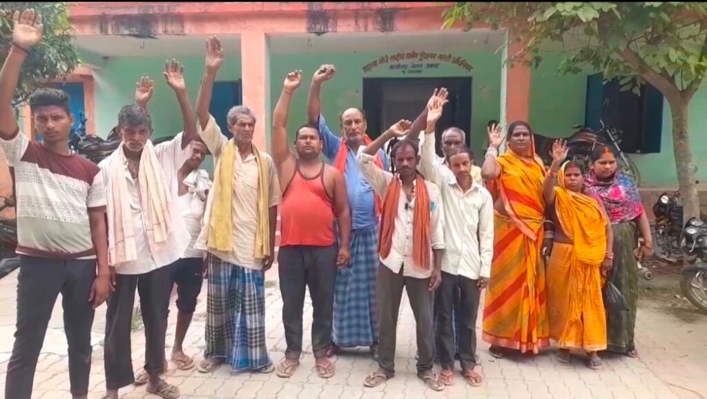 पूर्वी नौतन पंचायत में WPU निर्माण और वेतन भुगतान की मांग को लेकर प्रदर्शन करते स्वच्छता कर्मी