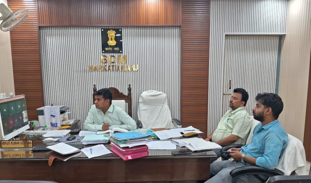 नरकटियागंज अनुमंडल कार्यालय में बाढ़ और बकरीद को लेकर समीक्षा बैठक करते एसडीएम अभिजीत कुमार गोविंदा और अधिकारी