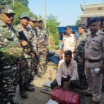 नेपाल से गांजा लेकर भारत में घुस रहा तस्कर गिरफ्तार, SSB ने 9.066 किलो मादक पदार्थ किया बरामद नेपाल सीमा पर SSB और पुलिस द्वारा पकड़ा गया गांजा तस्कर और बरामद गांजा