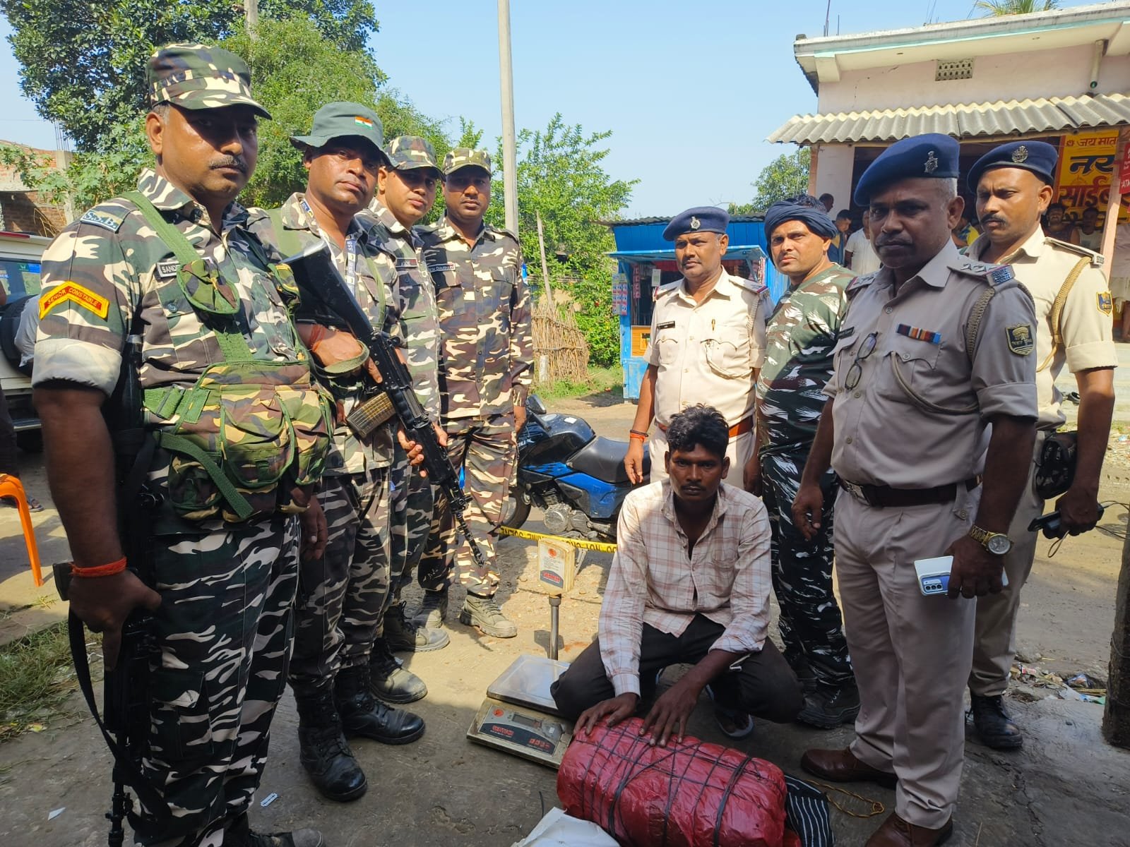नेपाल सीमा पर SSB और पुलिस द्वारा पकड़ा गया गांजा तस्कर और बरामद गांजा