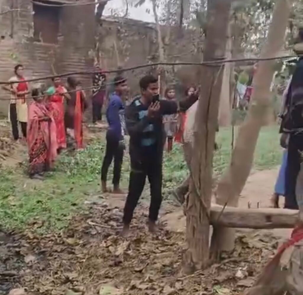 जमीनी विवाद सुलझाने पहुंची पुलिस से नोक झोंक करते स्थानीय