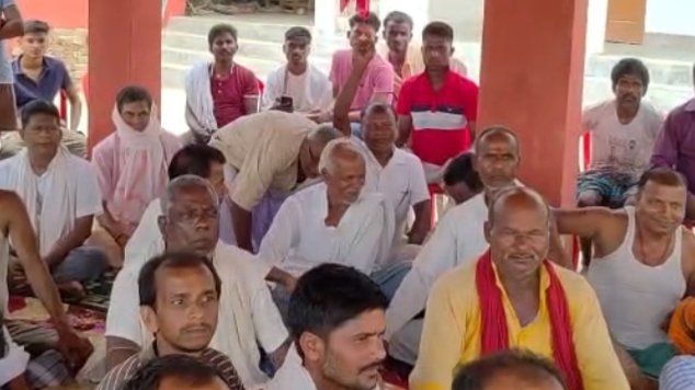 सहरसा के गोरियारी शिव मंदिर परिसर में नशामुक्त समाज निर्माण को लेकर आयोजित ग्रामीणों की बैठक में मौजूद लोग।
