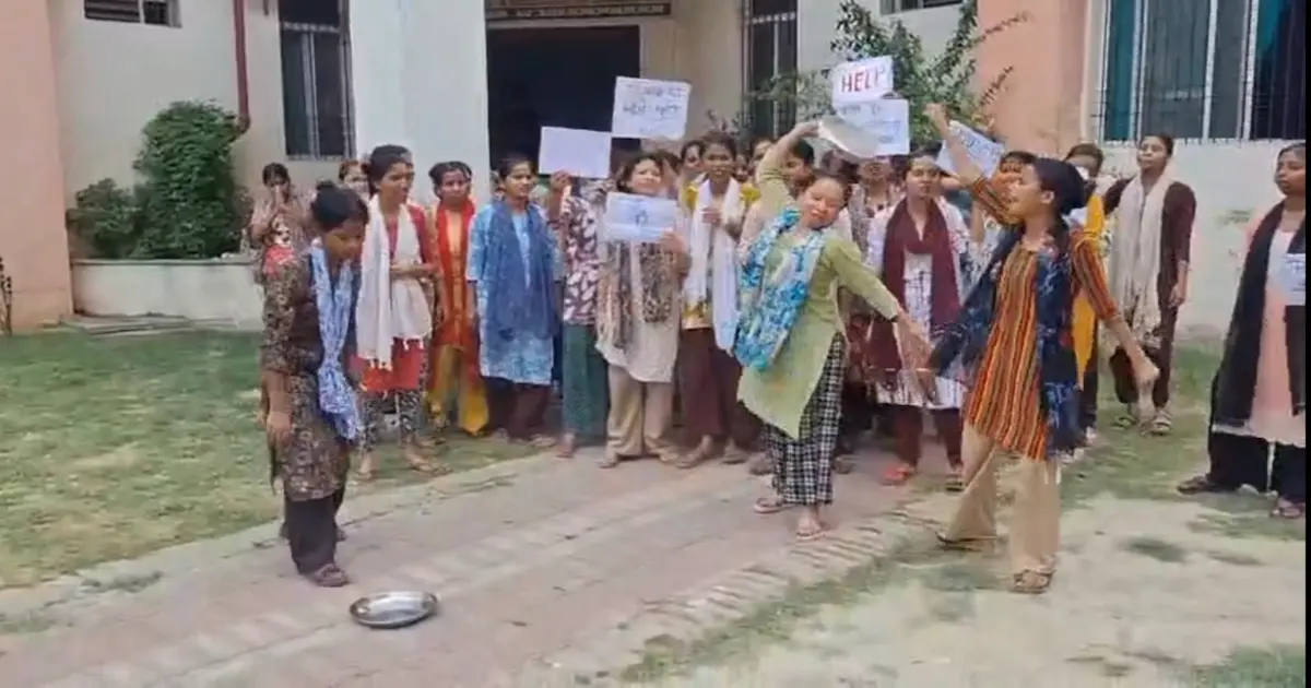 एएनएम स्कूल में खराब खाना और दूषित पानी के खिलाफ प्रदर्शन करती छात्राएं 