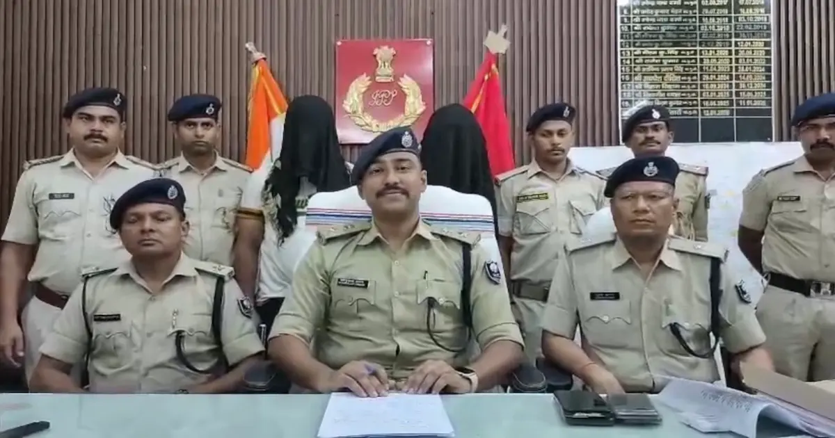 मुजफ्फरपुर पुलिस द्वारा 1 करोड़ की हेरोइन के साथ गिरफ्तार दो तस्करों की प्रेस कॉन्फ्रेंस तस्वीर