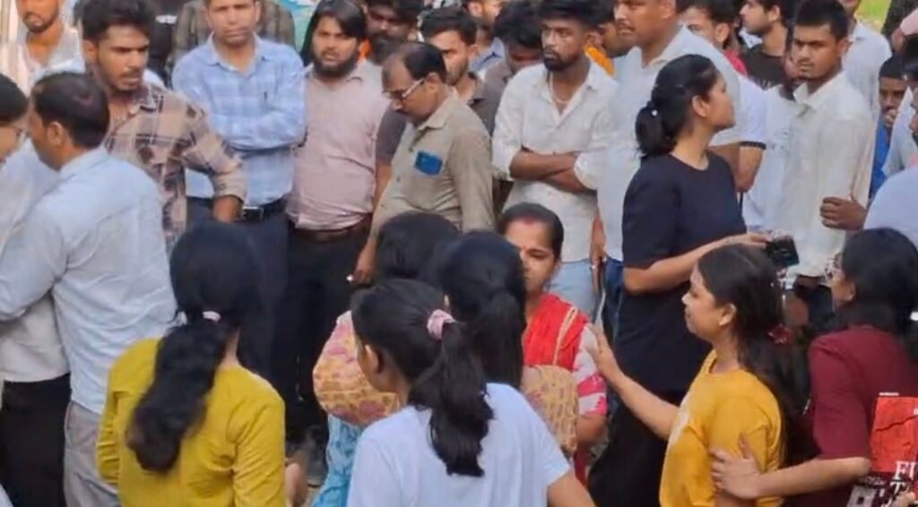 मोतिहारी इंजीनियरिंग कॉलेज में छात्रा की संदिग्ध मौत के बाद जुटे छात्र और परिजन