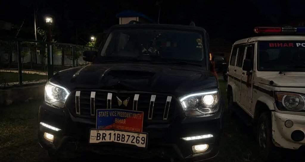 इस काले रंग के स्कार्पियो ने मारी पुलिस वैन में टक्कर