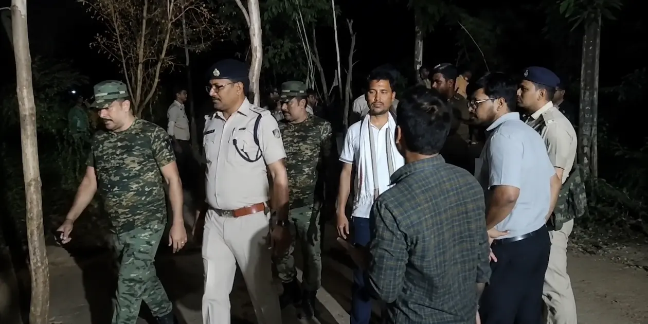 गया के खिजरसराय में कार्यक्रम के दौरान केंद्रीय मंत्री जीतन राम मांझी पर पत्थरबाजी के बाद सुरक्षा में जुटे सुरक्षाकर्मी