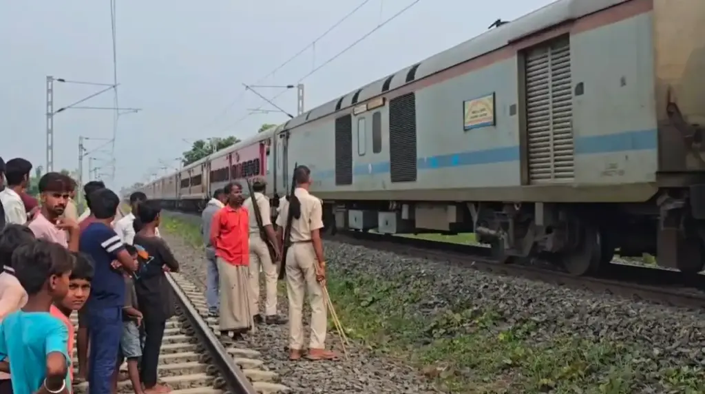 घटना के बाद घटना स्थल पर मौजूद पुलिस और स्थानीय