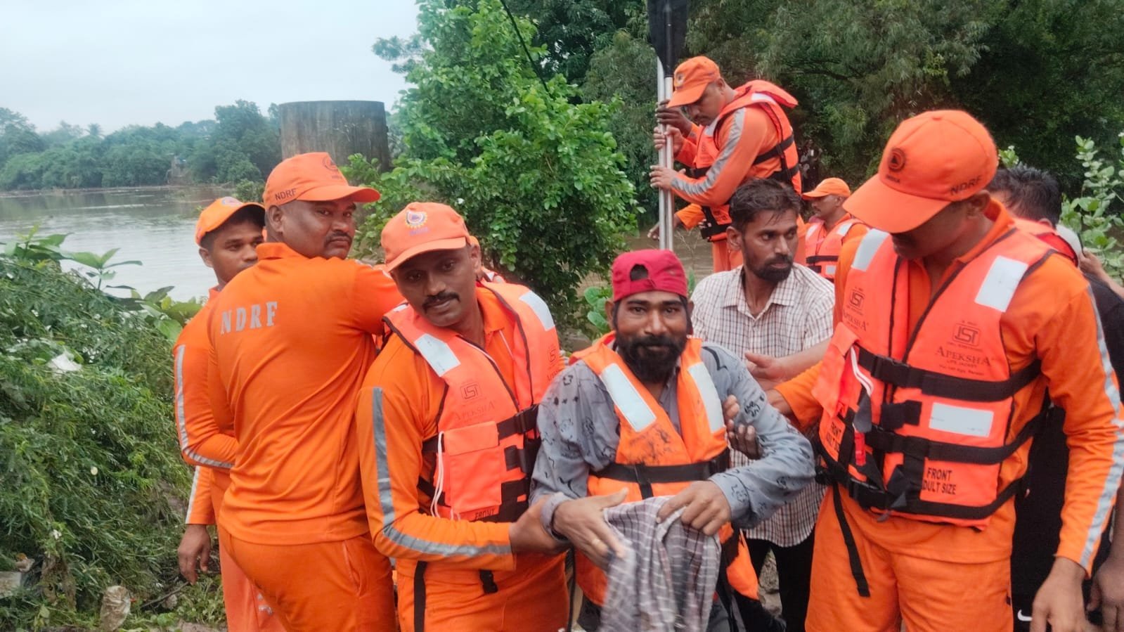નસવાડીમાં NDRFનું સાહસિક રેસ્ક્યુ, વાલપુરા ગામના યુવકને સુરક્ષિત બહાર કાઢવામાં આવ્યો