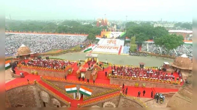 લાલ કિલ્લા પર પહેલીવાર ‘વંદે માતરમ’નું સંપૂર્ણ સંસ્કરણ ગુંજ્યું, પુષ્પવર્ષાથી સમારોહ બન્યો ભવ્ય